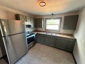 806 E 6th St, Unit House-Upstairs in Salem, OH - Building Photo