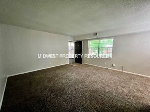 971 NW Colbern Rd in Lee's Summit, MO - Building Photo - Building Photo