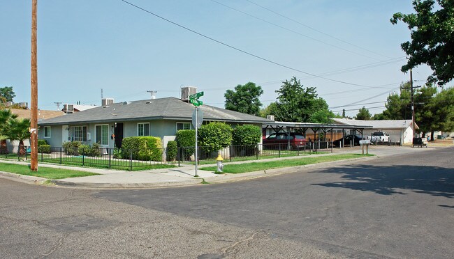 3341 E Clay Ave in Fresno, CA - Building Photo - Building Photo