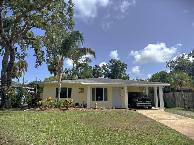 2275 Hawthorne St in Sarasota, FL - Building Photo - Building Photo