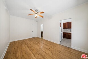 1267 Vin Scully Ave in Los Angeles, CA - Building Photo
