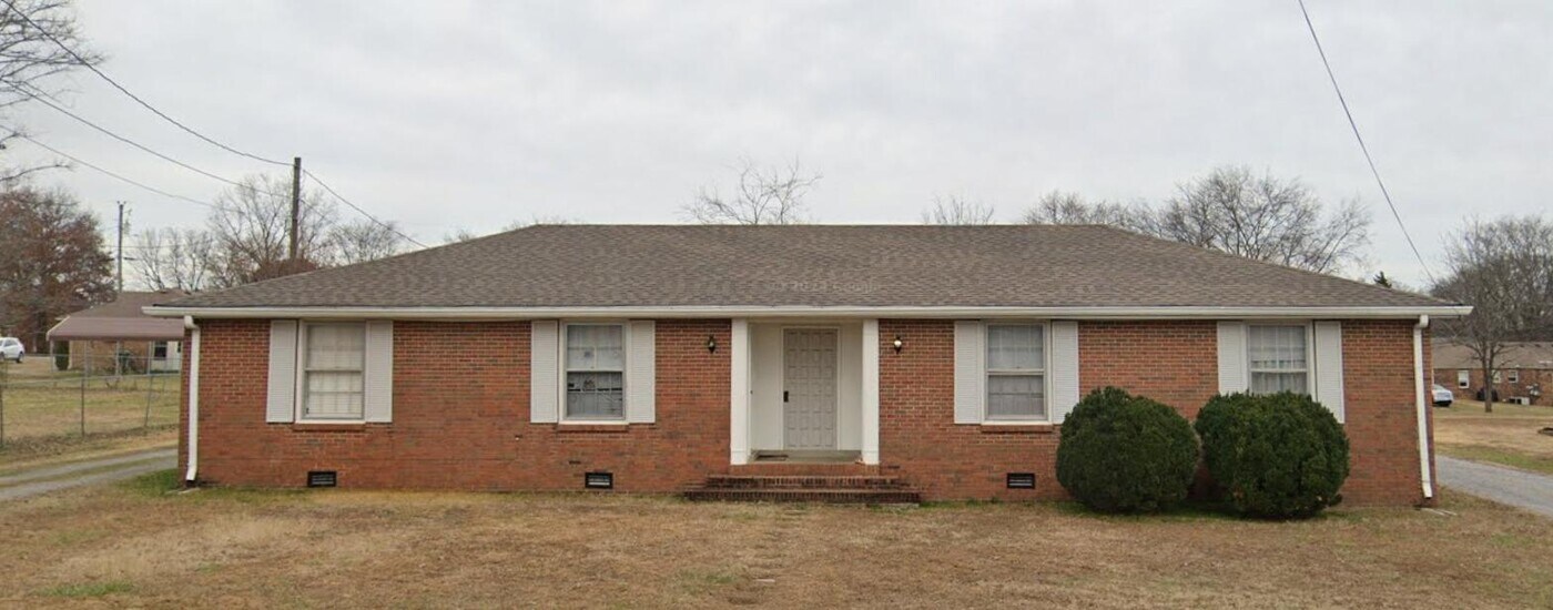 105 10 Throw Dr in Lebanon, TN - Building Photo