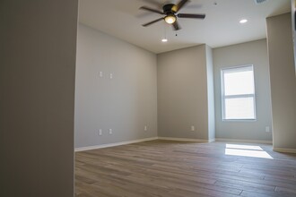 1402 S H St, Unit C19 in Harlingen, TX - Building Photo - Building Photo