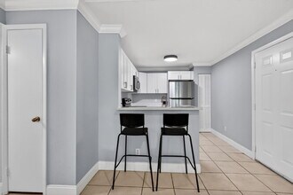 1740 Palm Cove Blvd in Delray Beach, FL - Foto de edificio - Building Photo