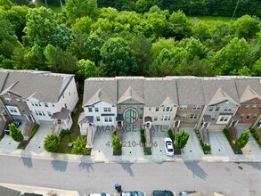 811 Sunset Park Dr in Suwanee, GA - Foto de edificio - Building Photo