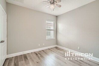 7982 Camden Woods Dr in Tampa, FL - Building Photo - Building Photo