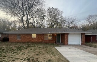 1616 Chautauqua Ave in Norman, OK - Building Photo