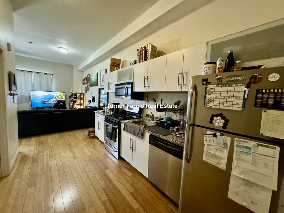 47 Orleans St, Unit 1 in Boston, MA - Foto de edificio