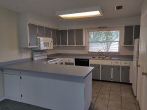 1737 Vivian Ct in Deltona, FL - Building Photo - Building Photo