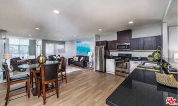 245 Pine Ave in Long Beach, CA - Building Photo - Building Photo