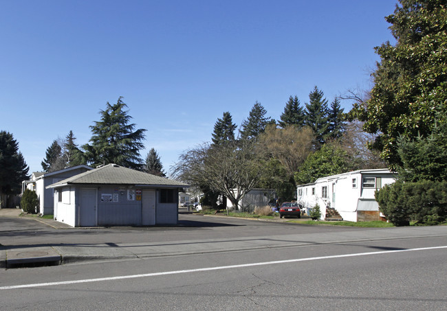 Willow Glen Mobile Home Park in Tualatin, OR - Building Photo - Building Photo