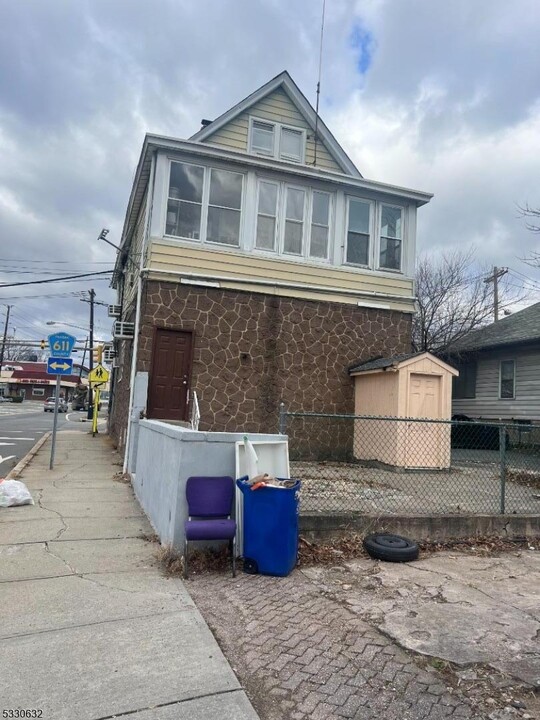 673 Clifton Ave in Clifton, NJ - Building Photo