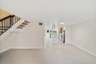 1660 W Golfview Dr in Pembroke Pines, FL - Building Photo - Building Photo