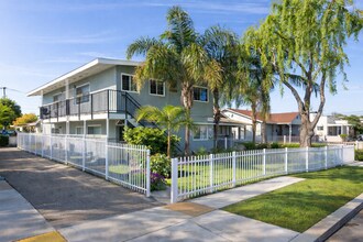 1016 W 103rd St in Los Angeles, CA - Building Photo - Interior Photo