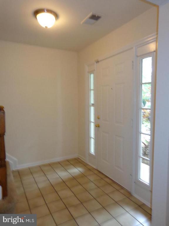 5136 Castle Harbor Way in Centreville, VA - Foto de edificio - Building Photo