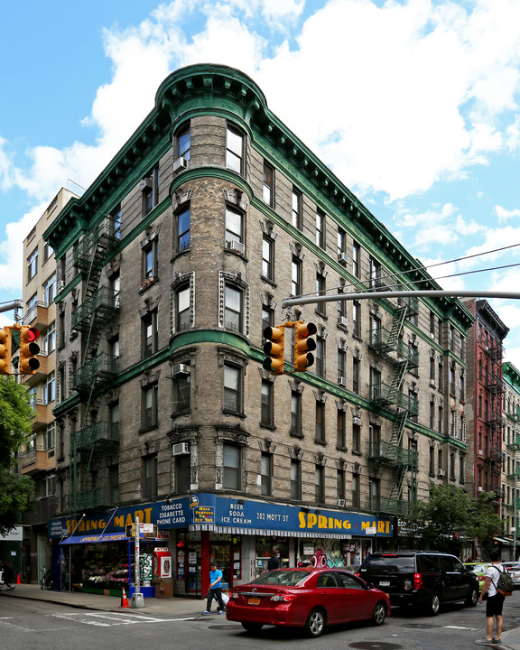 202 Mott St in New York, NY - Building Photo