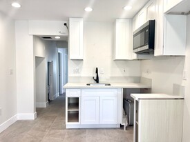 469 Fayecroft St in San Fernando, CA - Building Photo