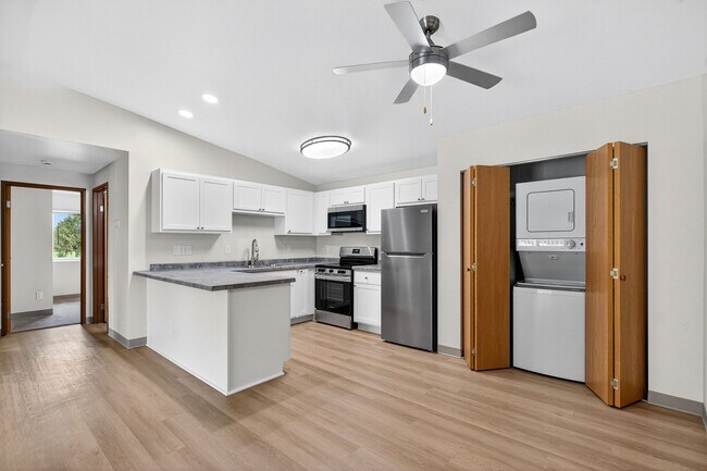 Whispering Pines Apartments in Delavan, WI - Foto de edificio - Building Photo