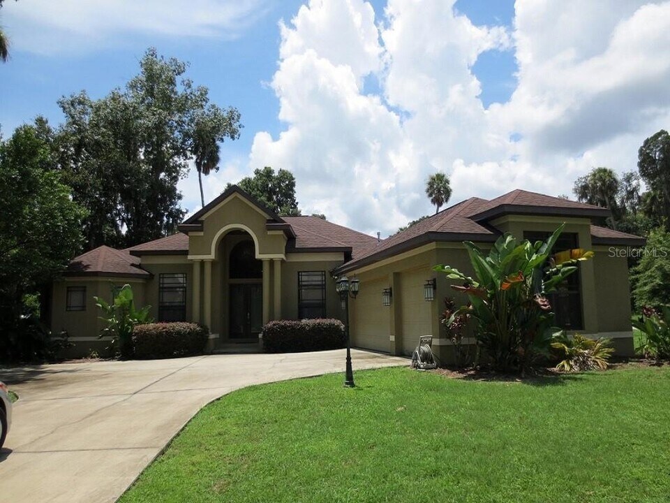 1004 John Cressler Dr in Seffner, FL - Building Photo