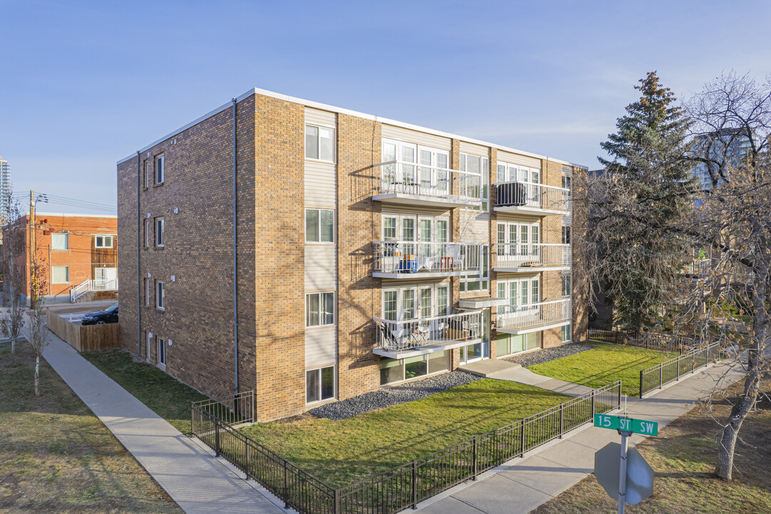 1534 15th Ave SW in Calgary, AB - Building Photo