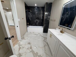 302 N Cottonwood Dr in Richardson, TX - Foto de edificio - Building Photo