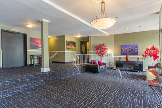 Mystic Creek Apartments in Parma Heights, OH - Foto de edificio - Building Photo