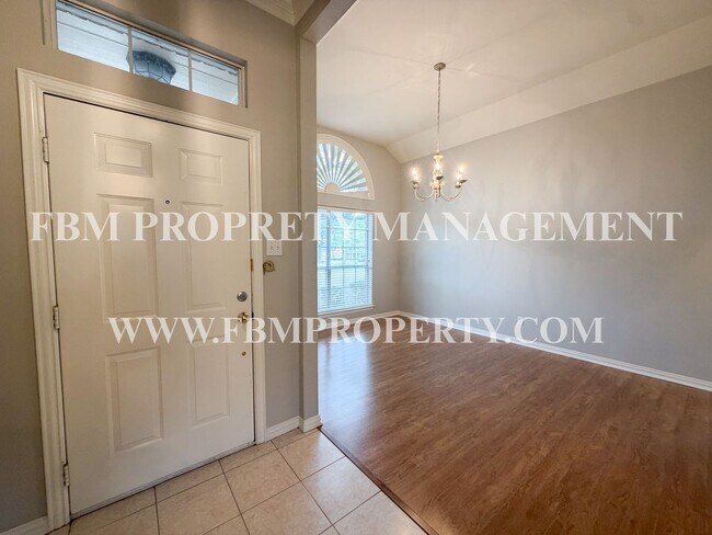 310 Iroquois Ln in Waxahachie, TX - Building Photo - Building Photo