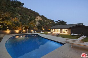 9289 Swallow Dr in Los Angeles, CA - Building Photo