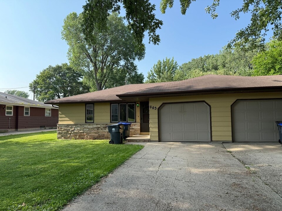 803-805 Sherry St in Neenah, WI - Building Photo