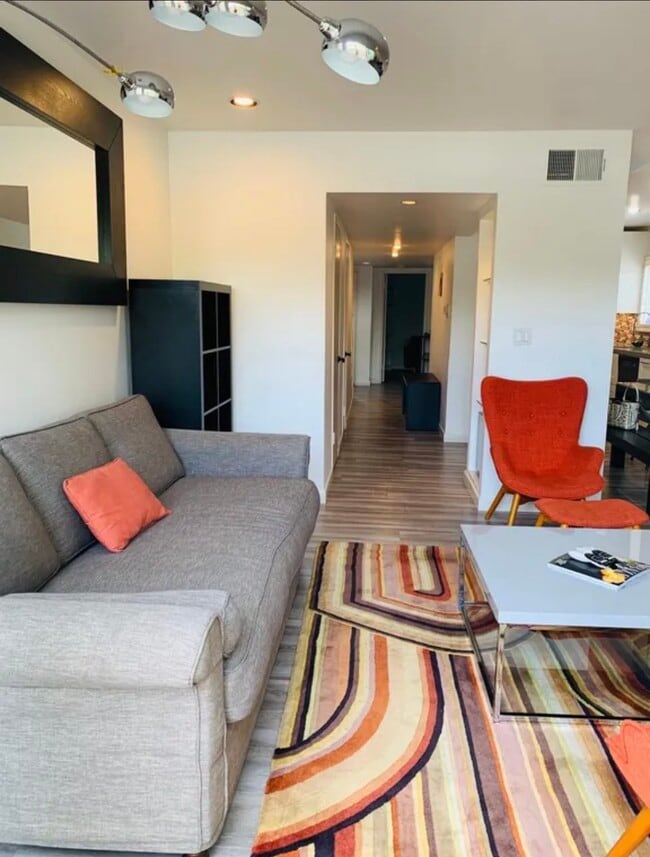 4807 Beck Ave, Unit 15 in North Hollywood, CA - Foto de edificio - Building Photo