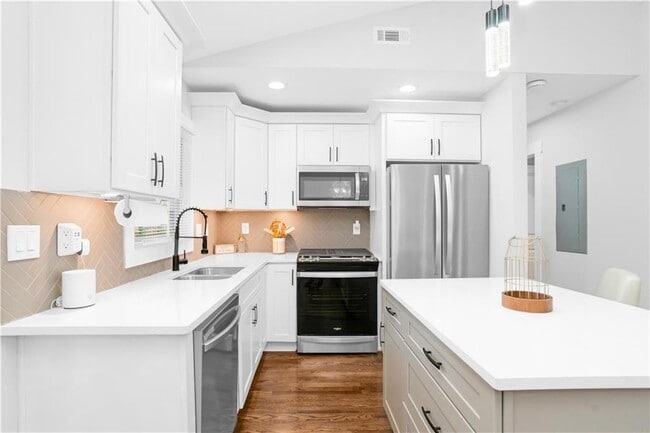 property at 1934 Pinedale Pl