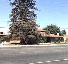 Planz Fourplex in Bakersfield, CA - Building Photo - Building Photo