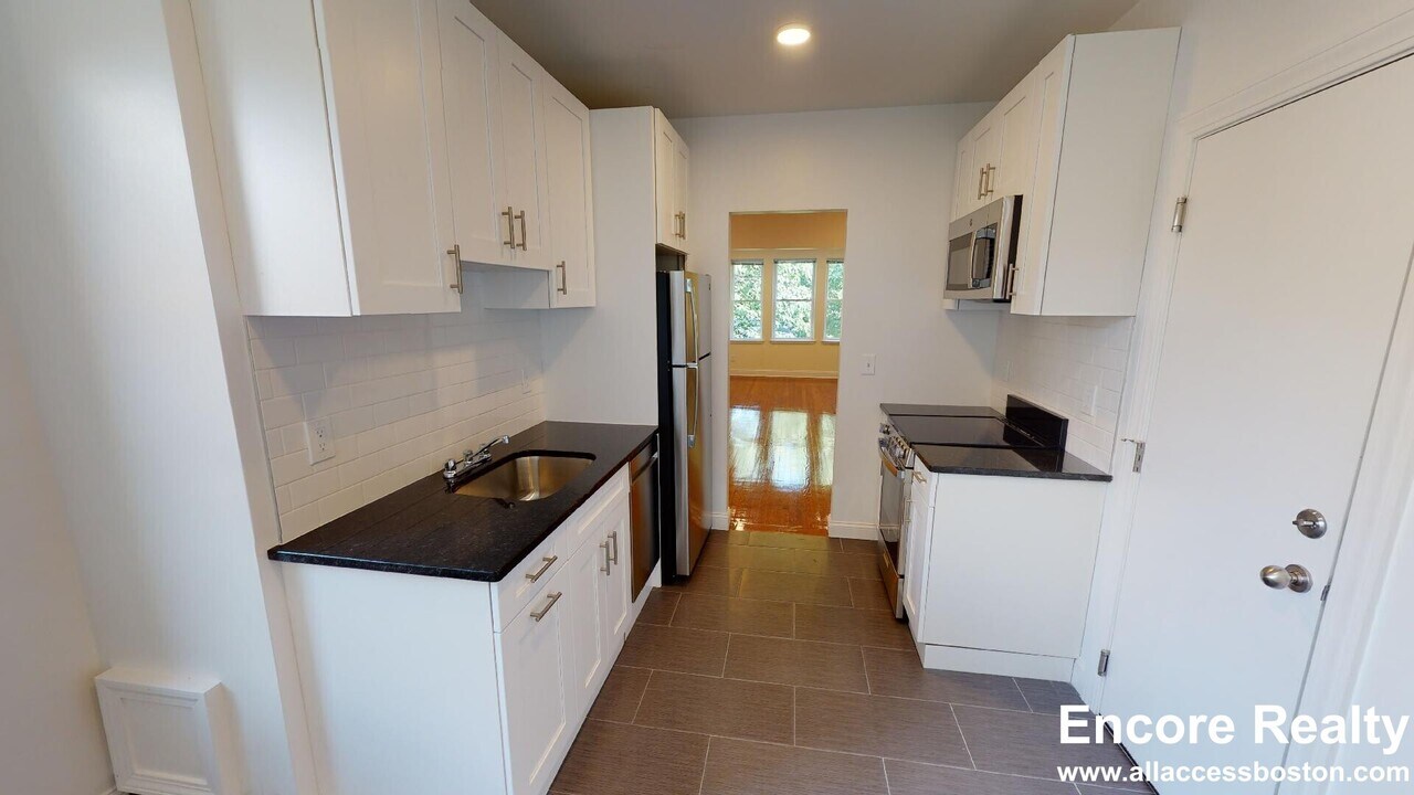 131 Sutherland Rd, Unit N in Boston, MA - Building Photo
