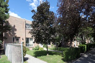 63 Lexington Ave in Toronto, ON - Building Photo