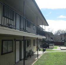 Oak Creek Apartments in Round Rock, TX - Building Photo - Building Photo