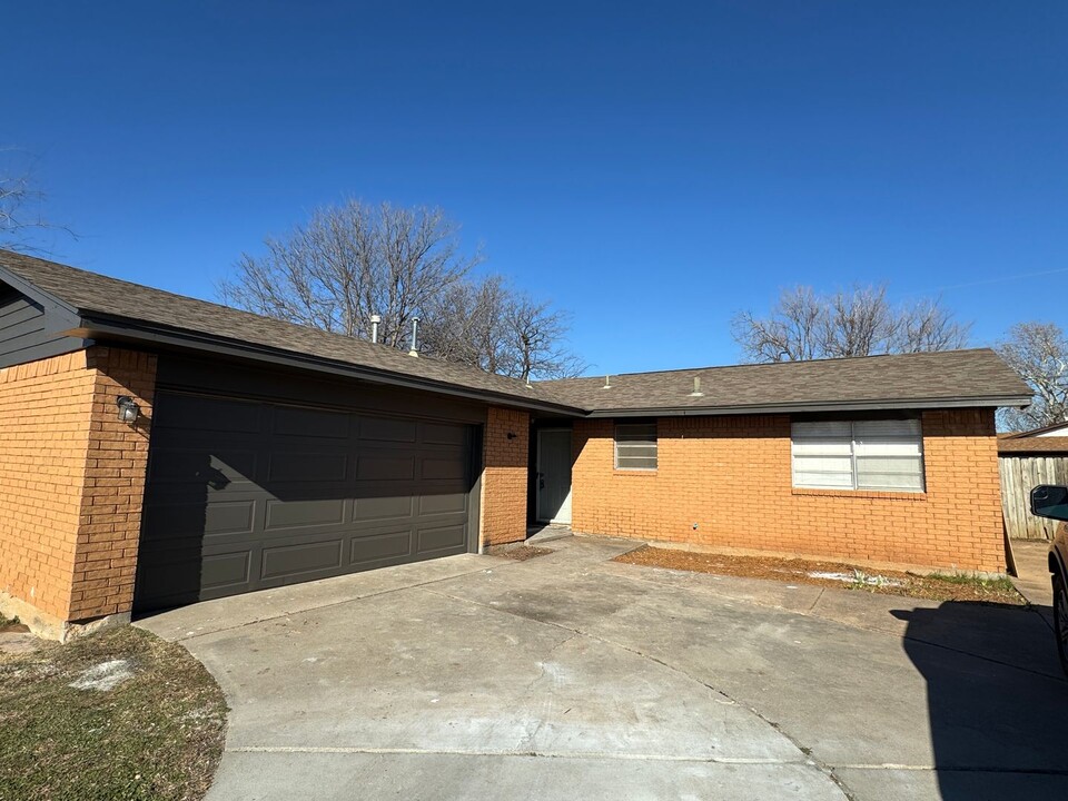 1009 SE Alta Ln in Lawton, OK - Building Photo