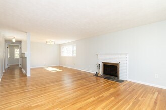 548 Poplar St, Unit 1 in Boston, MA - Building Photo - Building Photo