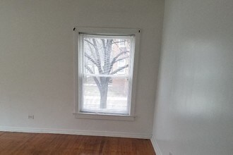 910 W 77th St, Unit 1 in Chicago, IL - Foto de edificio - Building Photo