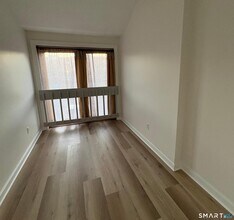 295 Redstone Hl Rd in Bristol, CT - Building Photo - Building Photo