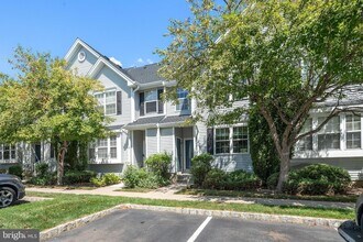 1209 Blossom Cir in Dayton, NJ - Foto de edificio - Building Photo