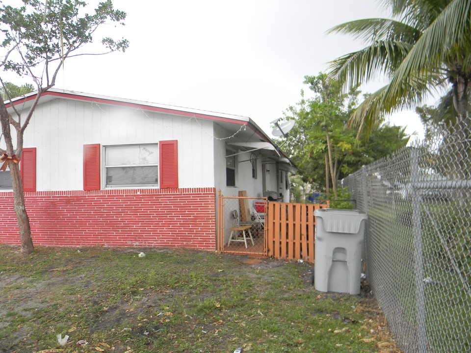 471 NE 30th St in Pompano Beach, FL - Building Photo