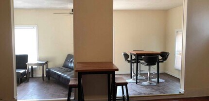 301 Maple St, Unit 2 in Syracuse, NY - Foto de edificio - Building Photo