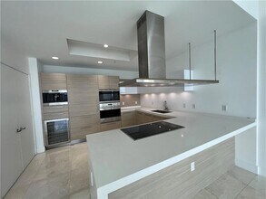 17301 Biscayne Blvd, Unit LPH5 in North Miami Beach, FL - Building Photo - Building Photo