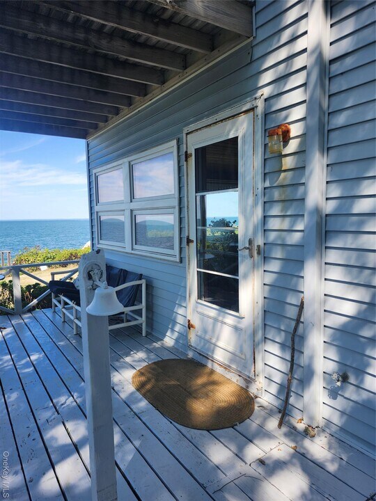 57185 N Rd in Greenport, NY - Building Photo