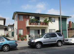 325 Gladys Ave in Long Beach, CA - Building Photo - Building Photo