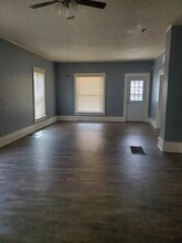 204 E 11th Ave in Hutchinson, KS - Foto de edificio - Building Photo