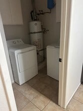 1050 Harbor Heights Dr, Unit A in Los Angeles, CA - Building Photo - Building Photo