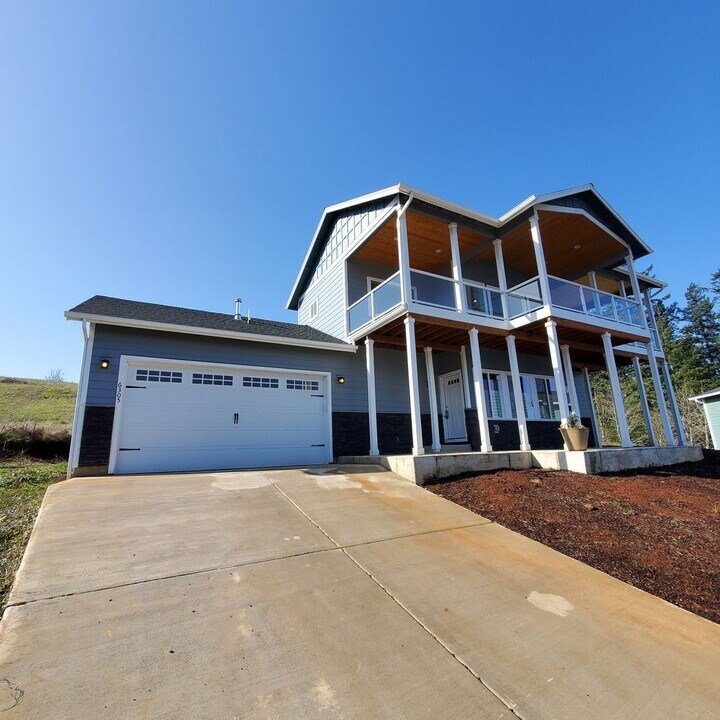6305 Lake Pointe Wy in Sweet Home, OR - Building Photo