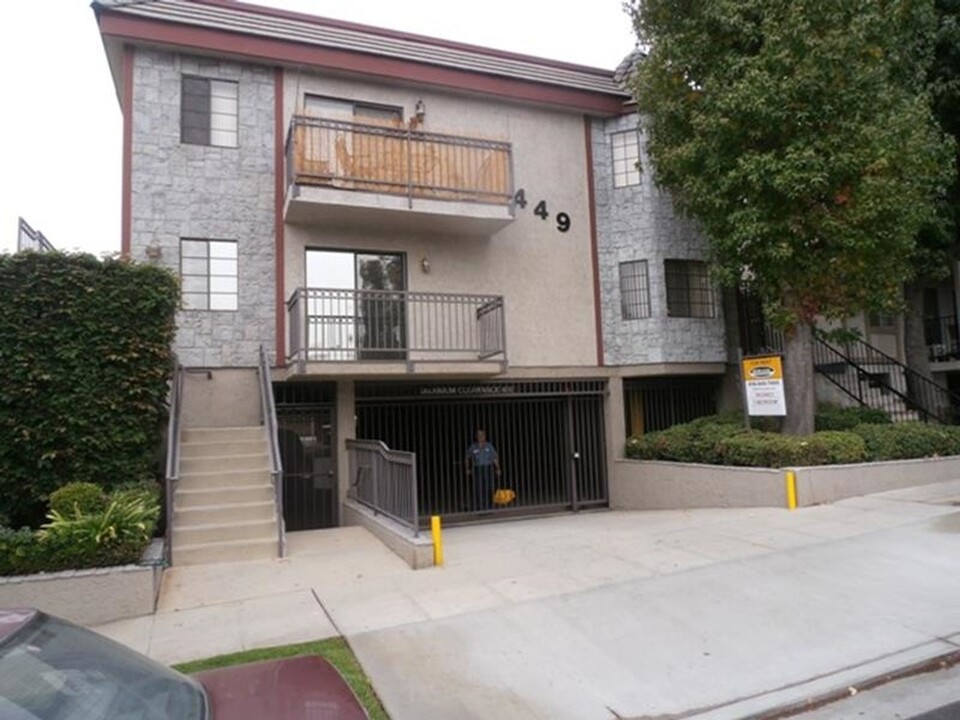 449 E Providencia Ave in Burbank, CA - Building Photo