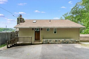 4 Candlewood Birches in Brookfield, CT - Building Photo